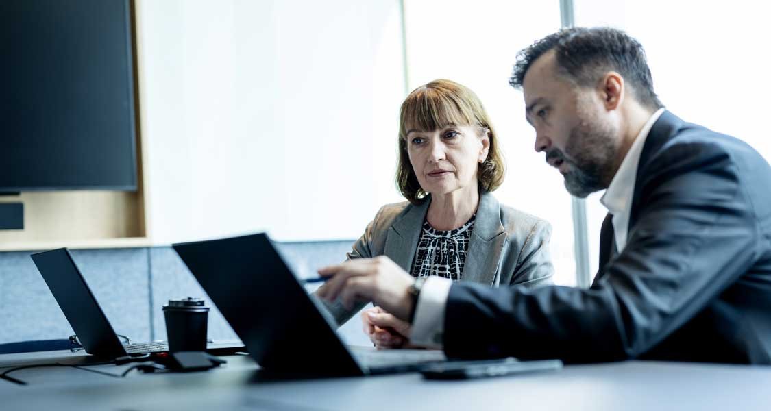 A trust company expert meeting with a business owner